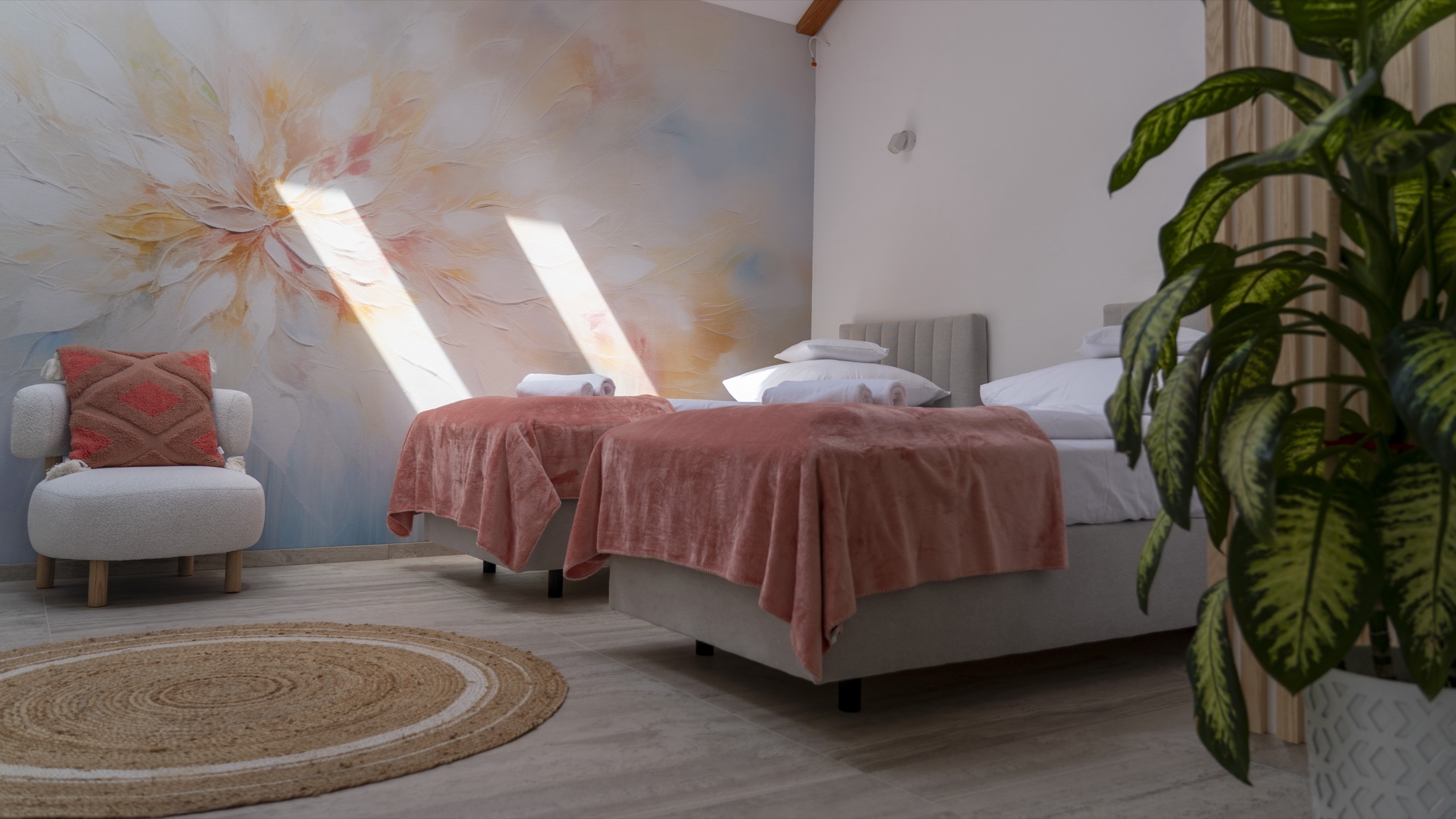 Apartament Kwiat Harmonii - sypialnia z kwiatową ścianą