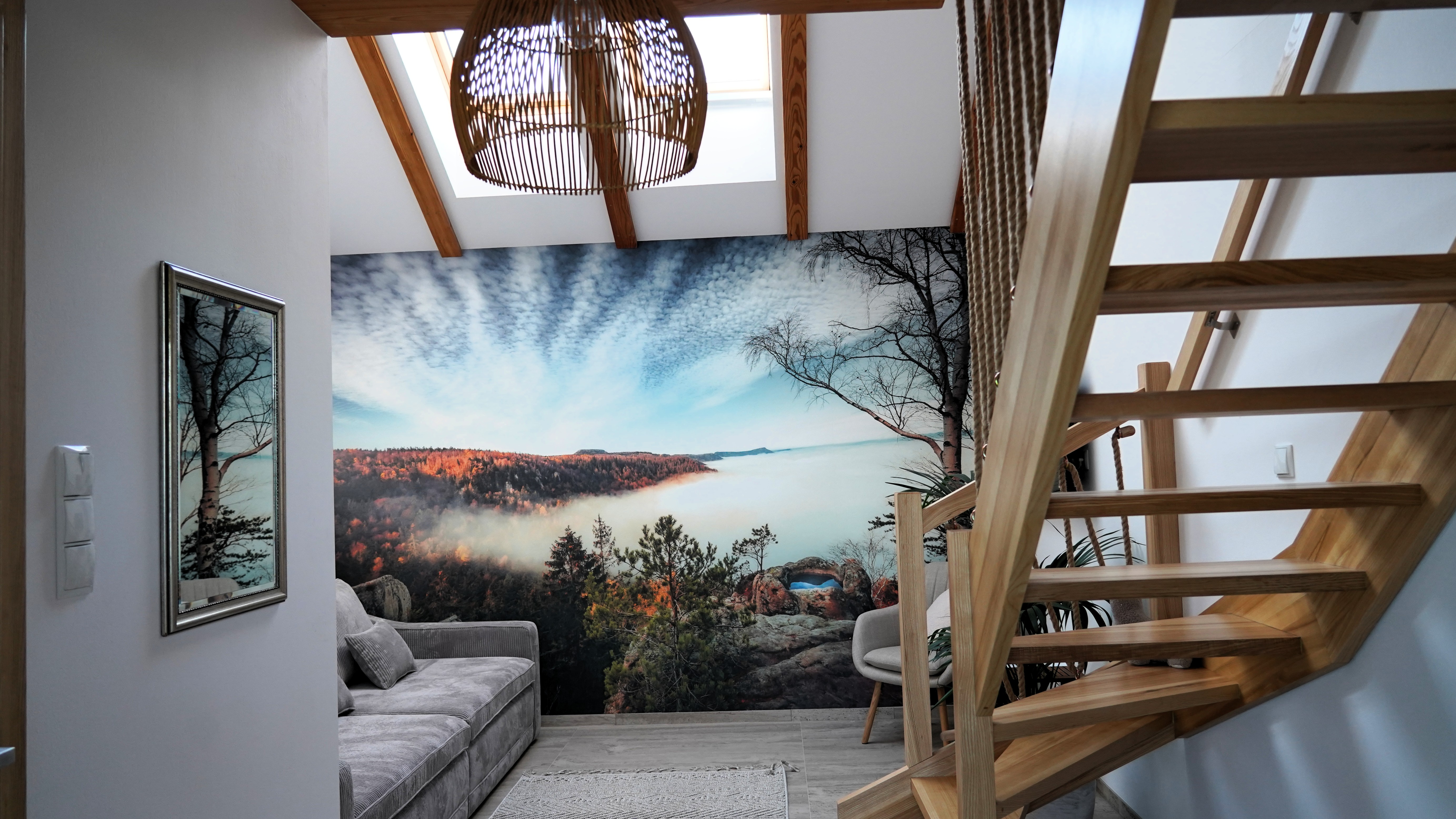 Apartament Źródło Lisa - salon z panoramą mglistej doliny na ścianie