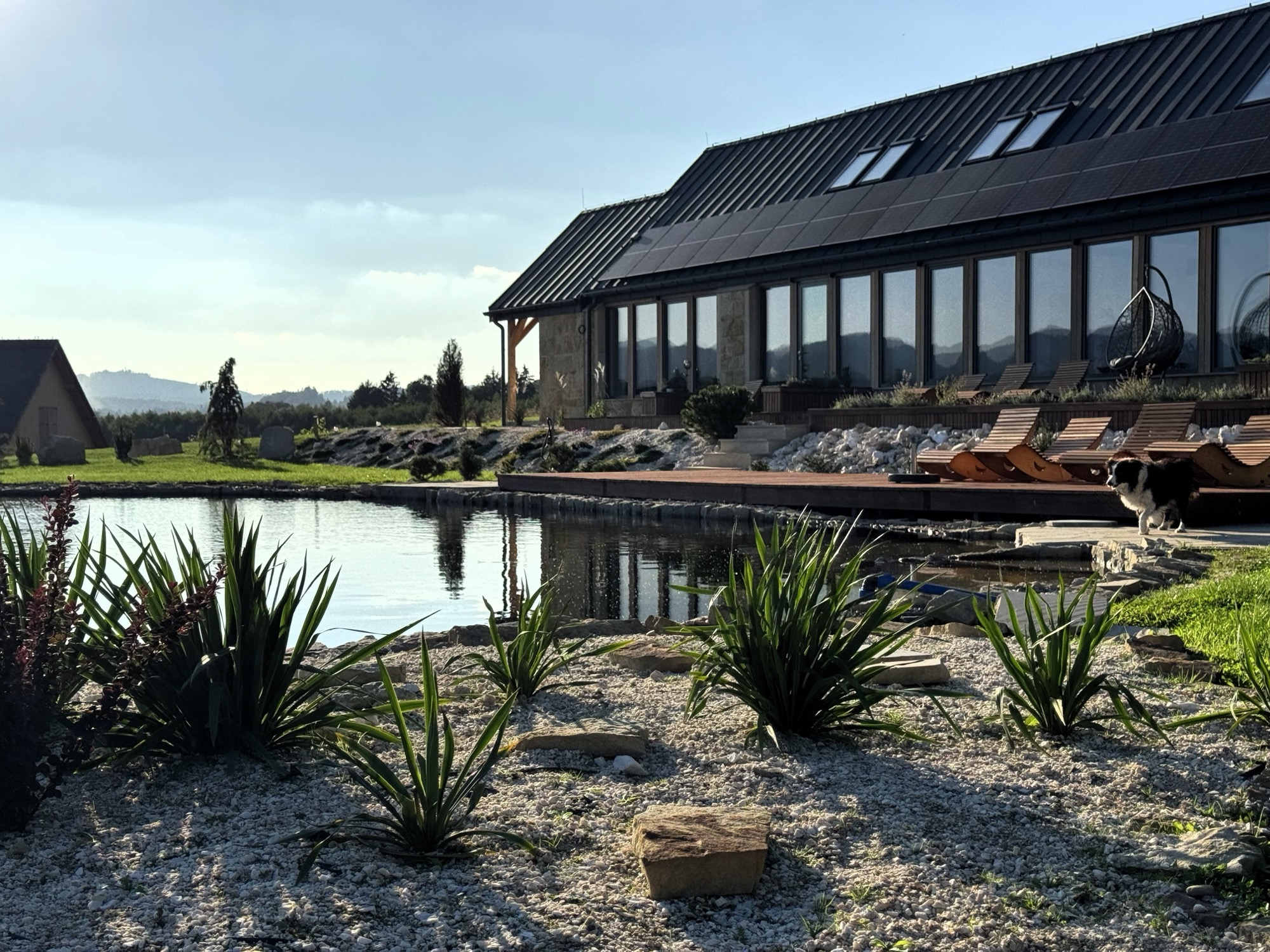 Taras i staw przy Natura & SPA o zachodzie słońca