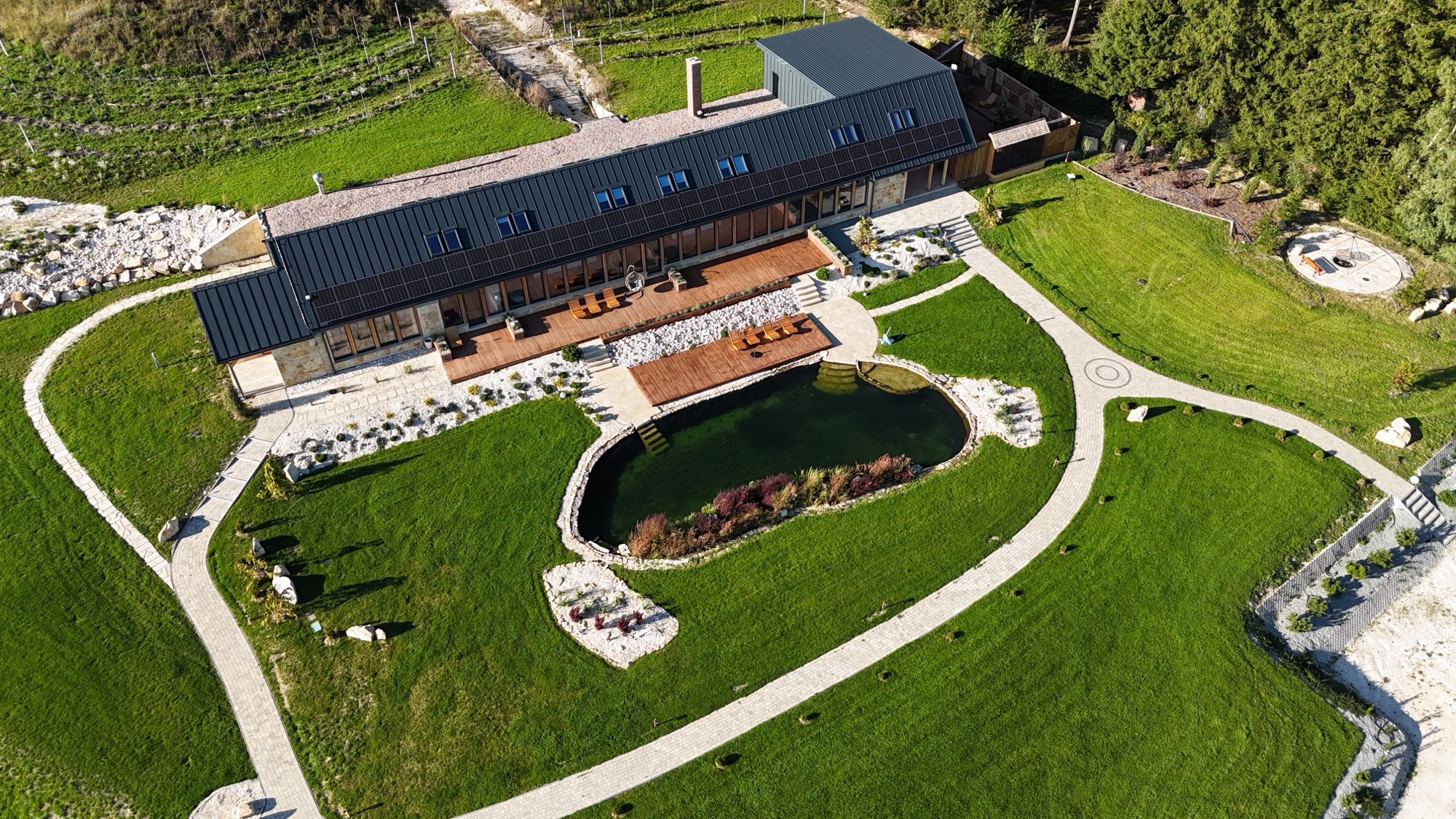 Widok z lotu ptaka na Natura & SPA i naturalny staw